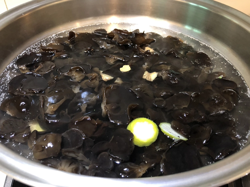 雲耳又稱黑背木耳，形狀較細小，背面呈深灰色，屬木耳科植物，性平、味甘、無毒，可補益氣血、活血止血、潤燥通便、舒筋活絡。